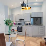 Elliot Oliver - Stylish 2 Bedroom Town Centre Apartment
