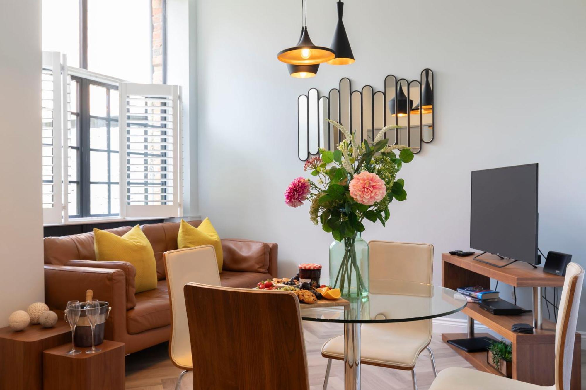 Elliot Oliver - Stylish 2 Bedroom Town Centre